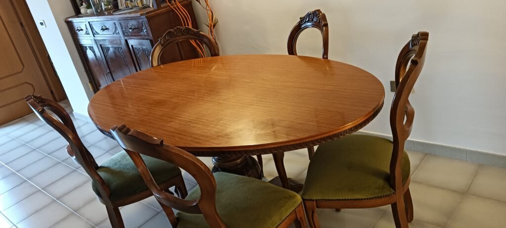 Tavolo ovale con sedie